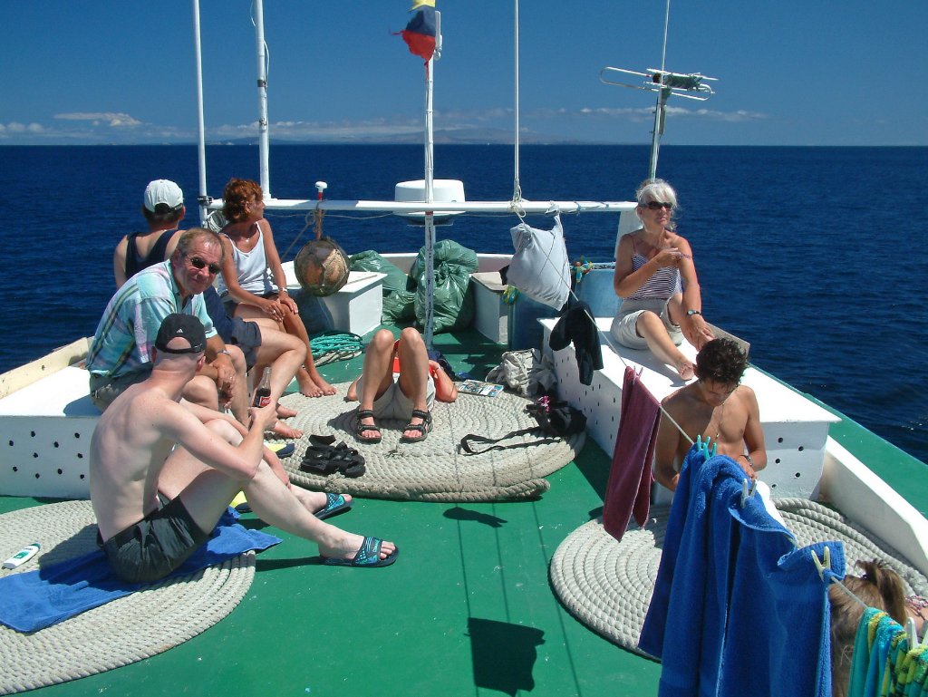 01-On the way from Isla Seymour to Isla Bartolomé.jpg - On the way from Isla Seymour to Isla Bartolomé